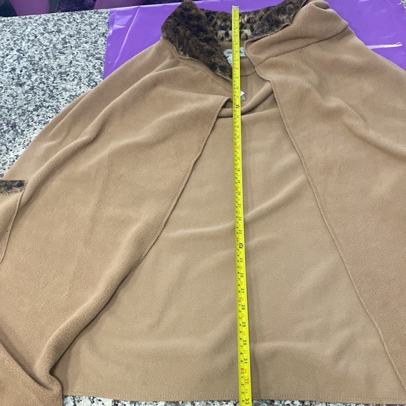 Quilted Leopard vest like cape - Picture 8 of 8